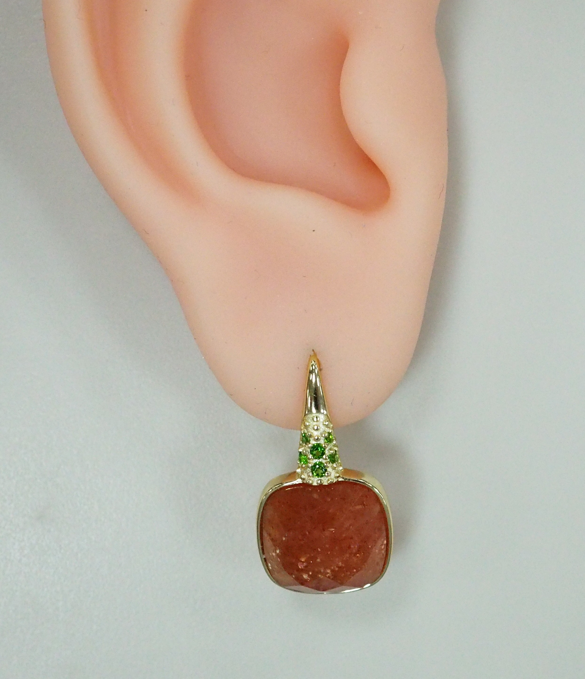 Серебряные серьги с солнечными камнями